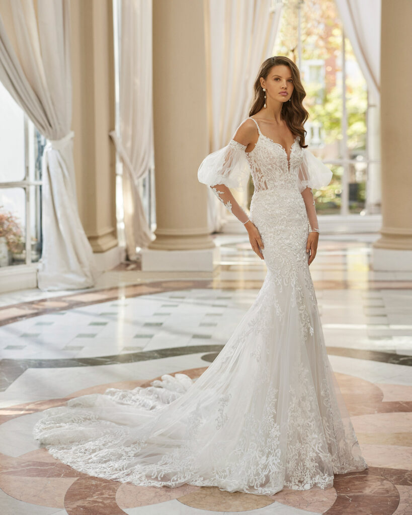 Vestido de Noiva Sereia com cauda longa e mangas removíveis.